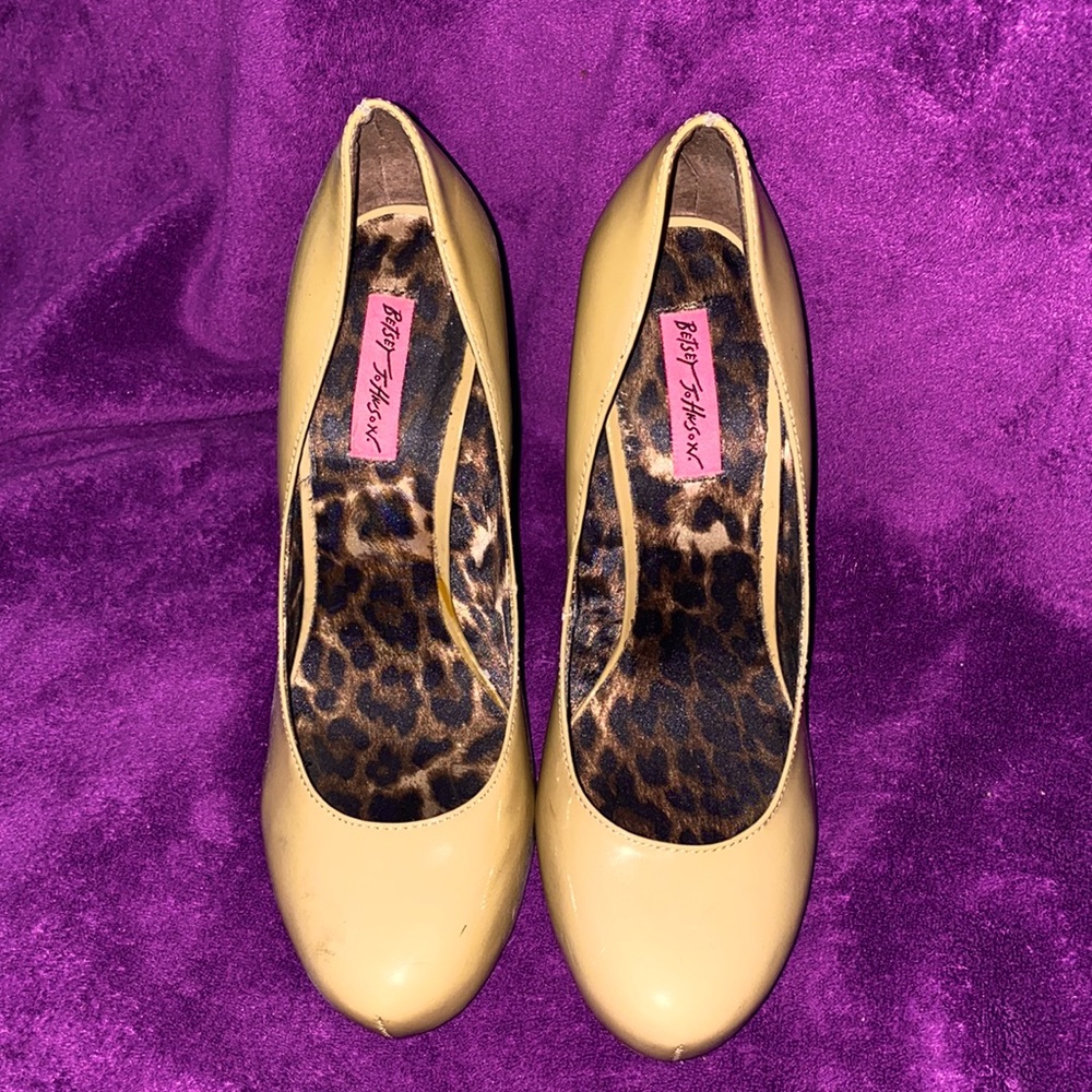 Betsey Johnson deep tan closed toe pumps